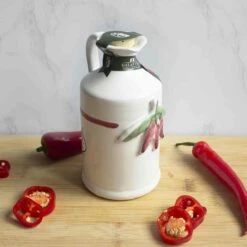 Galantino Puglian Olive Oil With Chilli In Terracotta Bottle 250ml -Sous Chef Sales Boutique 2048px 0002 GT0011 lifestyle chilli olive oil squoosh
